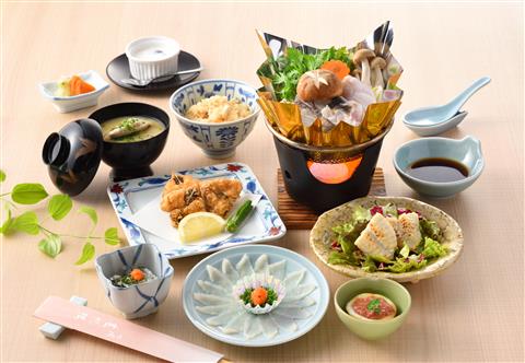 2日目ご昼食　春帆楼本店にてふく会席（一例）